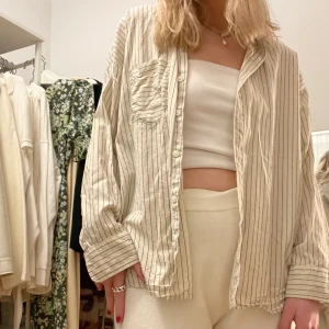 Oversized randig skjorta  - Oversized skjorta från Monki💛🖤