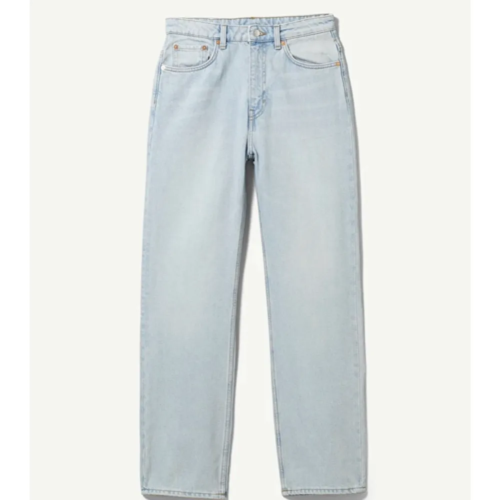 Jättefina jeans från weekday i modellen voyage. Använda ca 2-3 ggr bara! Storlek W28 L30, sitter snyggt lågmidjade om man har mindre storlek (så jag har haft de!)🌸 köparen står för frakt🤗. Jeans & Byxor.