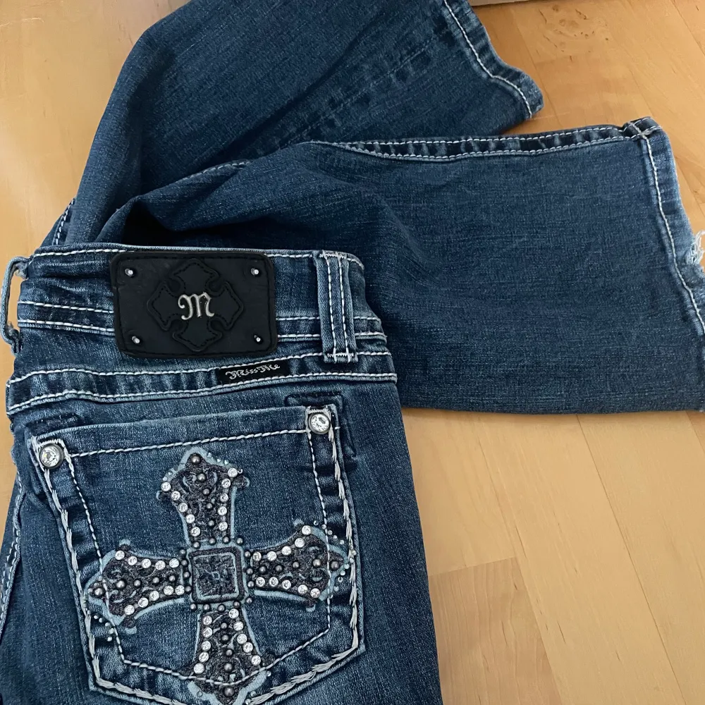Ascoola vintage Y2K jeans från Miss Me, super lågmidjade & bootcut. Har inget måttband hemma, kan ej ta exakta mått, men den är 27” i waist & 32” i inseam. Jeans & Byxor.