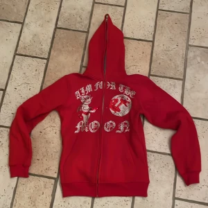 Aim for the moon hoddie strl L - Använt cirka 5 gånger bra skick det är typ en rhinestone som lossnat men inget mer 8/10 i skick