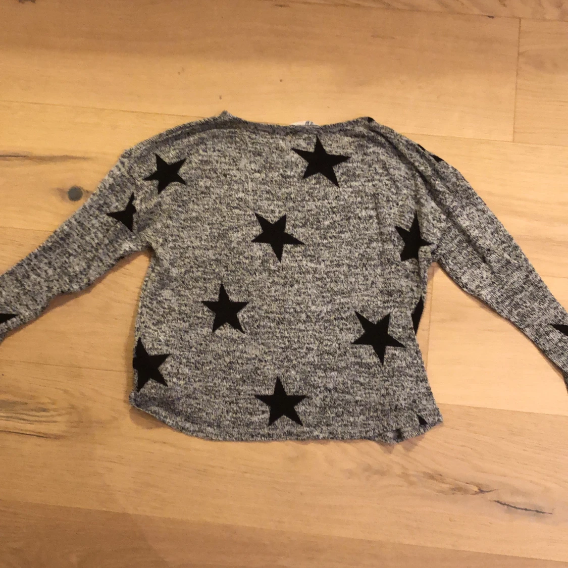 Grå långärmad tröja med svarta stjärnor - 91