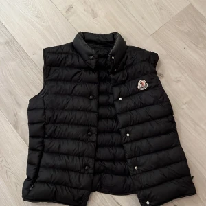 Moncler väst - Hej! Säljer min fina moncler väst eftersom jag måste rensa garderoben. Köpt på moncler i danmark. Nypris 6200
