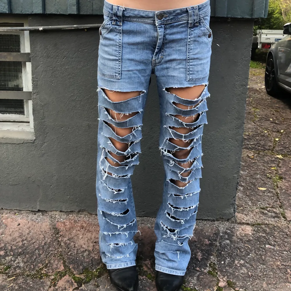 Riktigt statement piece! Sjukt unika jeans med snyggaste fickorna bak! Storlek 42 och 83cm beninnerlängd, men passar helt klart mindre också. Lowwaist och lös straight leg, köparen står för frakt. Jeans & Byxor.