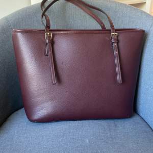 En väska från H&M som är vinröd och använd ett fåtal gånger💖Och det är fejk läder!💓(frakt betalar köparen)