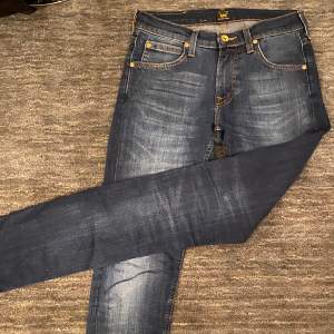 Jeans från Lee, modellen luke. Sparsamt använda. Storlek 28/23