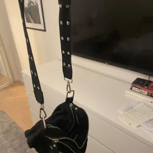 Väska - Väska från ginatricot. Bra skick🤍finns längre band till också som finns med på tredje bilden.