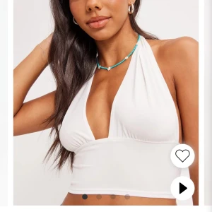 Topp - Säljer denna topp då den var lite för stor samt lite genom skilnig. Det går säkert att lösa med nipple covers om man skulle vilja. Toppen är ifrån Nelly och kostade 200 kr. Den är helt oanvänd, har endast provat den!  