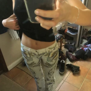 Lågmidjade jeans - Mina lågmidjade 2000s Cavalli! Formar sig så snyggt runt kroppen🌟