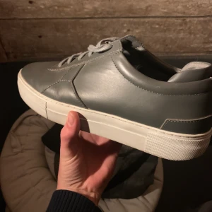 Axels arigato plattform sneaker - Snygga Axel arigato skor storlek 43 använt fåtal gånger. Denna model finns inte längre på deras webbsida. Skriv om du har frågor eller vill ha fler bilder. Du kan gärna gå in på mina andra annonser. 