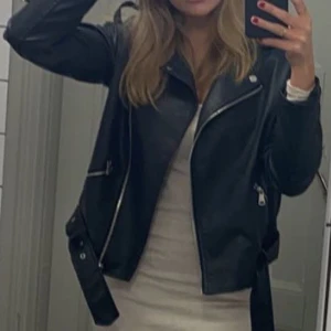 Skinnjacka missguided - Säljer nu min skinnjacka från missguided i storlek 38💗