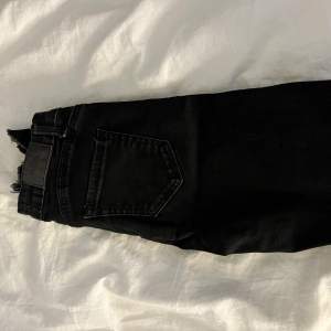 Säljer mina svarta low/mid waist jeans. Hör av er vid frågor alternativt fler bilder, köparen står för frakt!💕