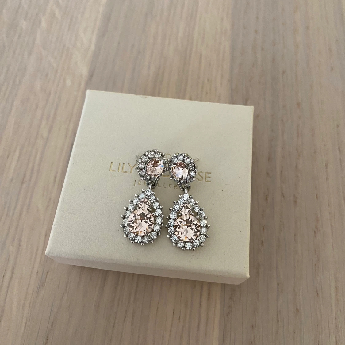 Lily and rosé örhängen