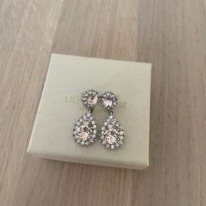 Lily and rosé örhängen  - Örhängen från Lily and rose