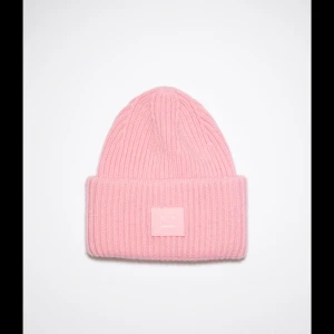 Acne mössa - Funderar på att sälja min super snygga rosa acne mössa, väldigt sparsamt använd! 