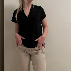 Tröja - Fin svart topp som tyvärr inte kommer till användning längre. Köparen står för frakten🖤