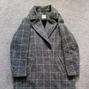 Checkered coat from H&M L.O.G.G., made of synthetic felt. Oversized fit. 