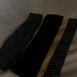 Hårband  - Dessa är gjorda av secondhand tyger. därför finns det endast ett begränsat antal av varje.  Hårbanden: grön glittrig, svart sammet, och svart glittrig.  Scrunchie: svart sammet samt svart glittrig.  Hårband: från 45kr/st Scrunchie: 25kr/st  Frakt på 15kr 