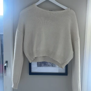 Stickad cropped L  - Stickad Cropped tröja storlek S, fint skick inga fläckar.  