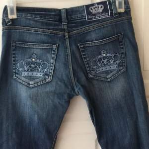 Victoria Beckham jeans Lågmidjade bootcut, midjemått rakt över 43, innerbensmått 74, kan skickas köparen betalar frakten, kan mötas upp i Stockholm 