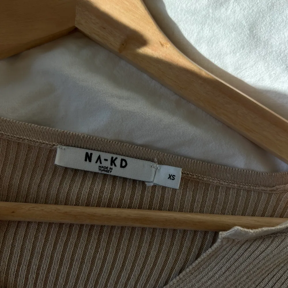 Beige tröja från NA-KD i en jättefin passform, använd ett fåtal gånger så den är i bra skick🫶🏻. Tröjor & Koftor.