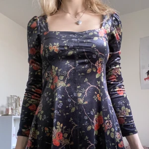 svart klänning  - en jätte fin blommig klänning i storlek S! kommer tyvärr ej t användning :/