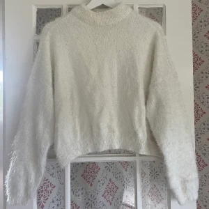 Lurvig tröja från Only - Vit, lurvig tröja från ”Only”, inte använd alls många gånger, går att räkna på en hand! Fint skick, ganska kort i modellen 😁 