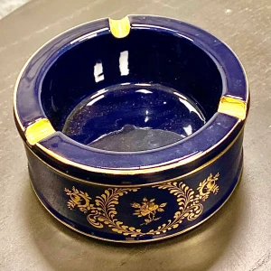 Askkopp  -  II Verrocchio askkopp, Florence Italy, mörkblå med guldfärgad dekor.  Storlek: ca 6,5 cm hög och ca 13cm i diameter.  Jätte fint skick. Finns i Stockholm. Kan även skickas för 60;- i frakt.