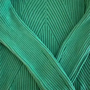 Grön kabelstickad tröja från Carin Wester. Måttligt använd, inga hål/trasiga sömmar. Strl L, men funkar för M också. Köparen står för frakt🌻