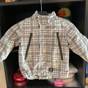 Jacka  - En jättefin jacka, den är som en ny. Inte använt så mycket