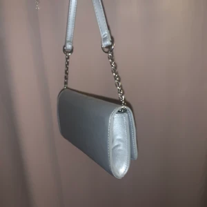 Väska - Säljer denna söta väska som är blå/silvrig 