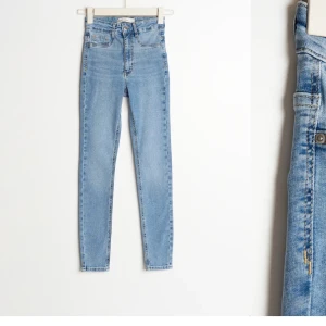 Molly petit high w jeans  - Blå skinny jeans från Gina Tricot För små för mig då jag fick ta bild från nätet  Tycker dom är lite små i storlek  Har själv storlek S på dom nya och dom sitter perfekt  Jag är 160 cm lång  
