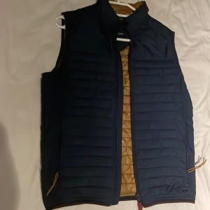 Jack&jones väst - Använd 2 ggr så den är i nyskick. Köpare står för frakt.