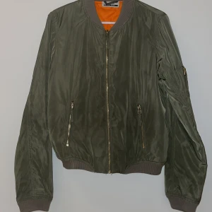 Utmärkt tunn jacka till tjejer  - Jackan är nästa helt ny passar till lätta outfits. 