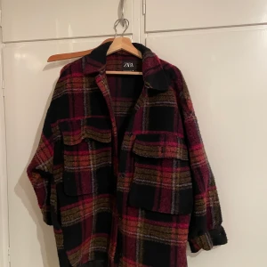 Mönstrad Jacka  - Mönstrad skjortjacka från zara. Ordpris 799. Köparen står för frakt. 