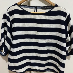 BLUS från ZARA - Randig blus från zara🖤🤍