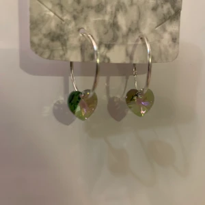Äkta Swarowski och silver örhängen (nya) - Detta är äkta Swarowski-kristall örhängen som är helt nya (Jag gör de själv). De är även i äkta sterling silver 925. Köparen står för frakt