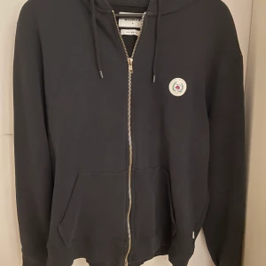 Woodbird hoodie - Woodbird zip-hoodie i bra skick. Knappt kommit till användning. Köpt ny för ca 800