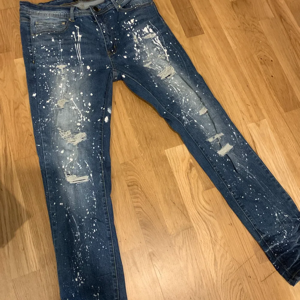 Herr jeans från Fashionnova i storlek 34, 300kr. Jeans & Byxor.