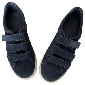 Sandro sneakers - Säljer dem populära Sandro sneakersarna med kardborreband, super fin mörk blå förg