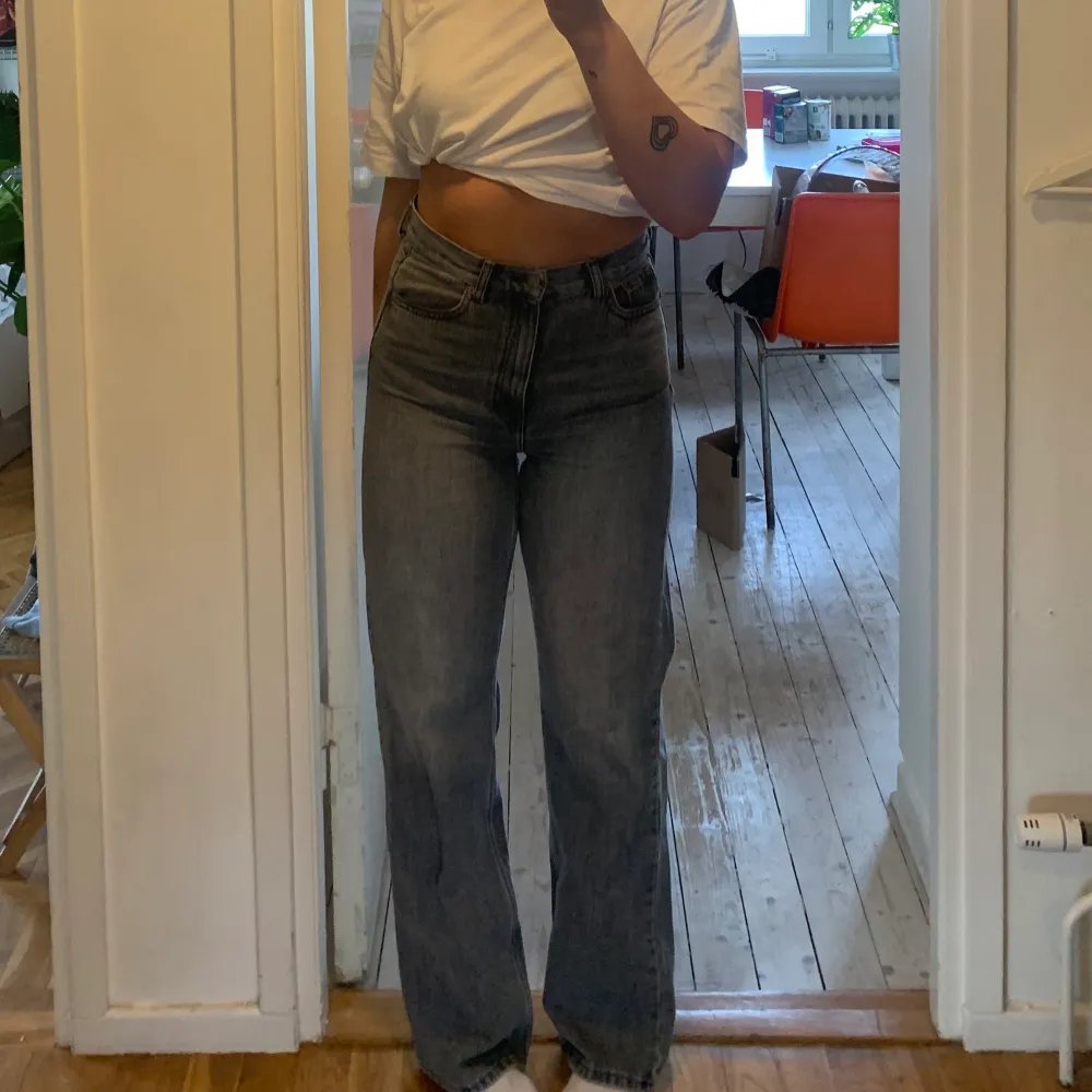 jeans från dr denim i färgen washed grey. har knappt använt de! Väldigt höga i midjan och perfekt längd för mig som är 170. Jeans & Byxor.
