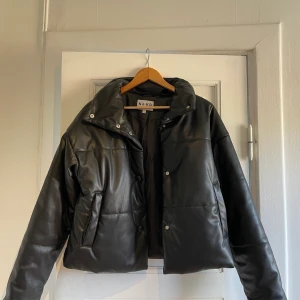 Jacka från NA-KD - Svart jacka från NA-KD i ett skinn material. Är i väldigt bra skick och passar perfekt nu till hösten🍂