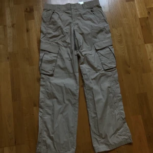 Cargo pants - Supersnygga cargo pants, aldrig använda. Storleken är: 38💕 köparen står alltid för frakten, postbevis skickas alltid💕