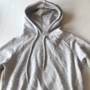 En grå hoodie från H&M i storlek S, men är som en XS. Använd ett antal gånger. Är tvättad. 