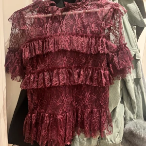 By malina tröja i vinröd - Säljer denna såå fina by malina tröja som inte säljs längre, skulle säga att den passar både S och M också beroende på hur man vill att den ska sitta  