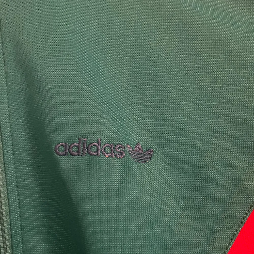 80s/90s Adidas tracksuit jacket vintage, är i bra skick och bra kvalitet. den sitter ganska oversized. Men det står ingen storlek.. Jackor.