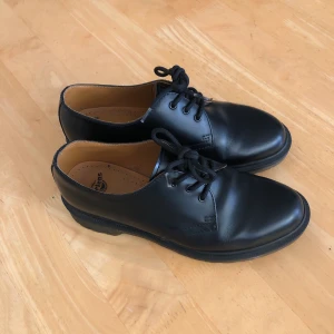 Dr Martens - Låga Dr Martens i fint skick, mycket sparsamt använda. Nypris ca 1400kr. Möts upp i Stockholm eller fraktas mot betalning av frakt.