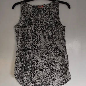 Only linne str 36 - Ett skönt linne med härligt mönster som inte sitter åt.  Använt ett fåtal gånger.