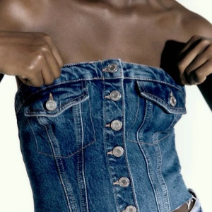 Korsettop i denim - En korsetttop från zara som tyvärr är för liten för mig. Den är i storlek M men väldigt liten i storleken. Skulle säga att den passar en xs/s. 
