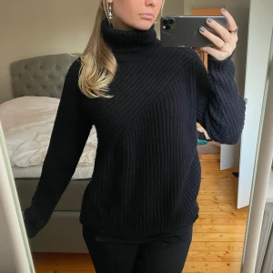 Stickad tröja - Så mysig Stickad tröja med polo som är så skön nu när det börjar bli kallt🤍😍