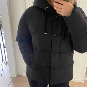 Jacka - Stor och mysig puffer jacket perfekt till vintern! Köpt förra året från vero Moda och är i mycket bra skick💕strl M, köparen står för frakten! 